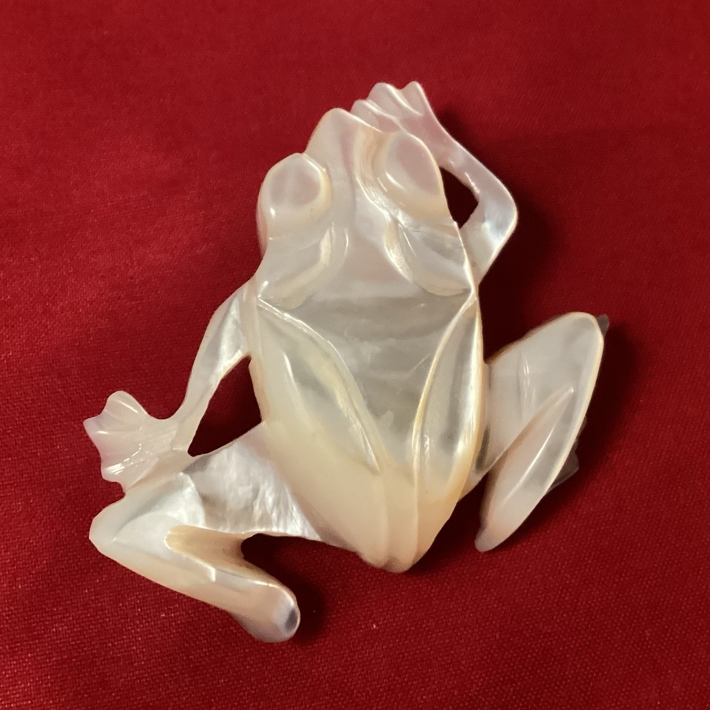 Big Motherpearl frog brooch